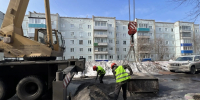 В Киселевске на Пионерской строители разбирают старую кровлю пятиэтажки - Городок